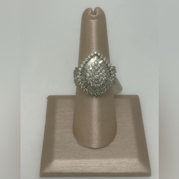 Diamond ring💎10k,size 8 they are no zircons come with it’s certificate - Picture 2 of 7